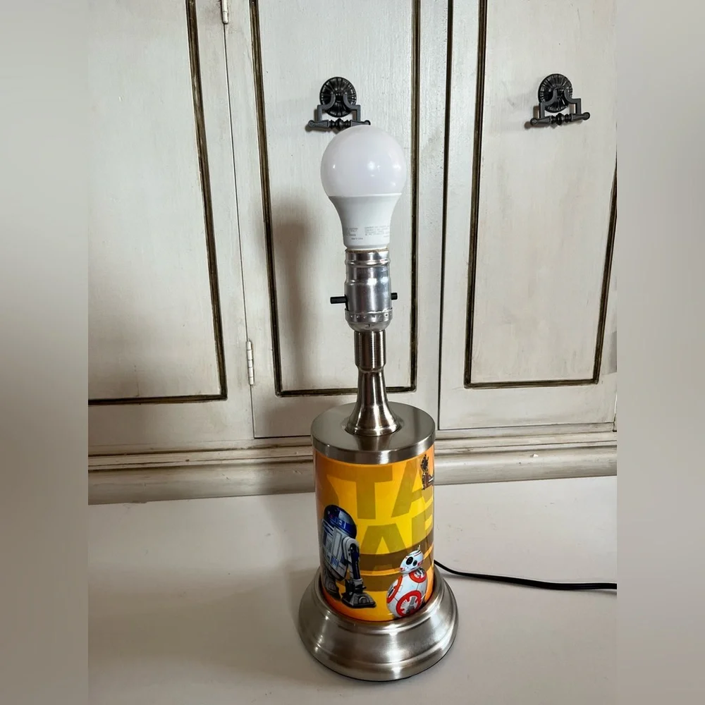 Star Wars table lamp with rolled metal plate of R2D2, C-3PO, BB8 & logo rare